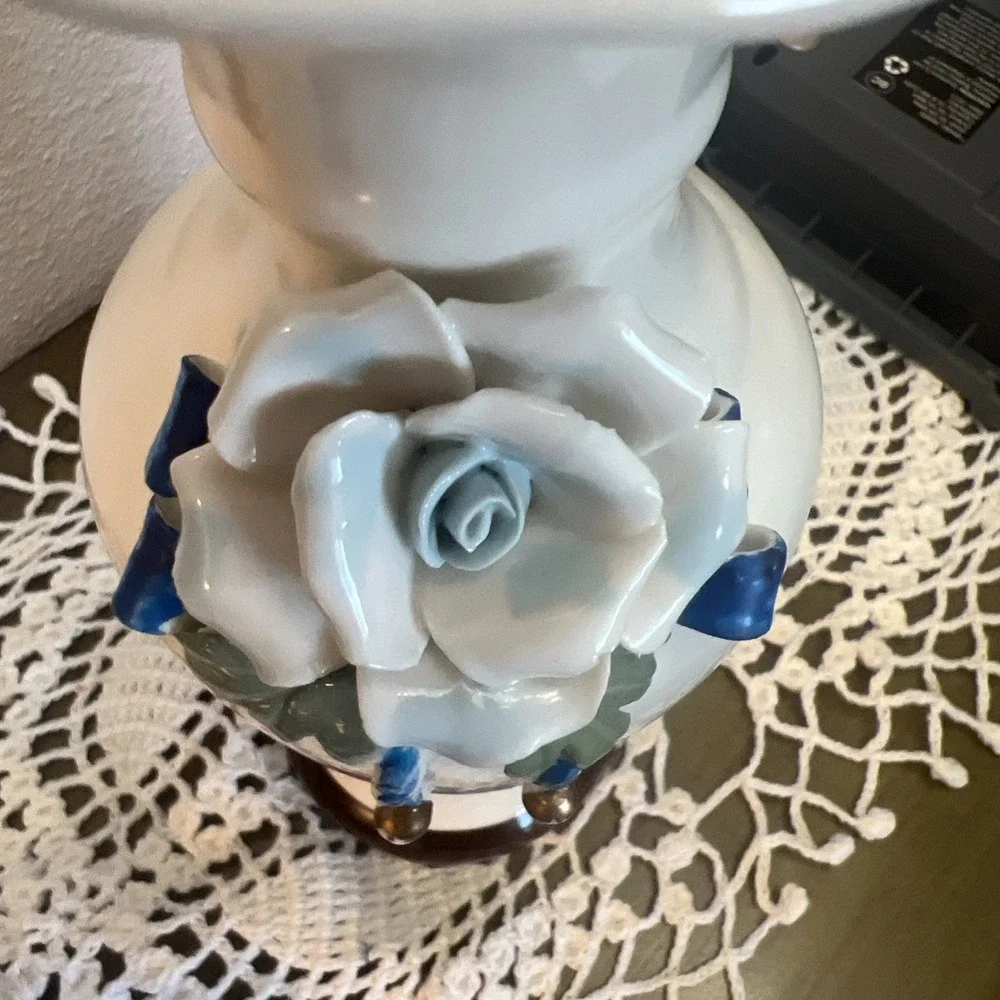 Vintage Floral Bud Vase w/sculpted Flowers. 1970's‎